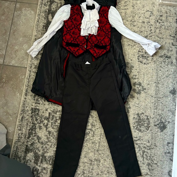 Kids size small vampire costume - Picture 2 of 3